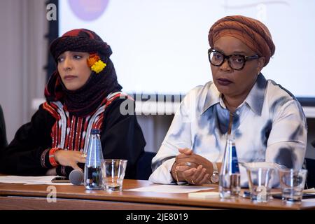 Krakau, Polen. 23.. Juni 2022. (R bis L) Leymah Roberta Gbowee, eine liberianische Friedensaktivistin und Friedensnobelpreisträgerin, und Tawakkol Karman, eine jemenitische Nobelpreisträgerin, Journalistin, Politikerin und Menschenrechtsaktivistin, besuchten während einer Pressekonferenz Krakau, um sich mit den ukrainischen Flüchtlingen zu treffen. (Foto: Vito Corleone/SOPA Images/Sipa USA) Quelle: SIPA USA/Alamy Live News Stockfoto