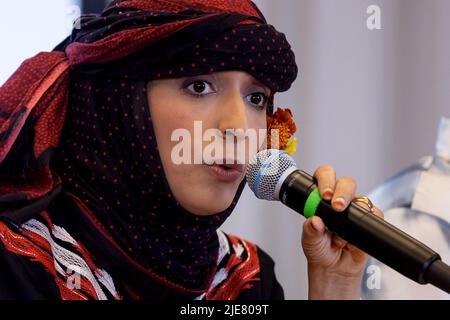 Krakau, Polen. 23.. Juni 2022. Tawakkol Karman, Nobelpreisträger, Journalist, Politiker und Menschenrechtsaktivist von A'' jemenitischen'' während einer Pressekonferenz, während er Krakau besuchte, um sich mit den ukrainischen Flüchtlingen zu treffen. (Bild: © Vito Corleone/SOPA Images via ZUMA Press Wire) Stockfoto