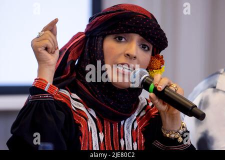 Krakau, Polen. 23.. Juni 2022. Tawakkol Karman, Nobelpreisträger, Journalist, Politiker und Menschenrechtsaktivist von A'' jemenitischen'' während einer Pressekonferenz, während er Krakau besuchte, um sich mit den ukrainischen Flüchtlingen zu treffen. (Bild: © Vito Corleone/SOPA Images via ZUMA Press Wire) Stockfoto