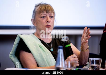 Krakau, Polen. 23.. Juni 2022. Jody Williams, ein amerikanischer politischer Aktivist und Friedensnobelpreisträger von 1997, während einer Pressekonferenz während eines Besuchs in Krakau, um die ukrainischen Flüchtlinge zu treffen. (Bild: © Vito Corleone/SOPA Images via ZUMA Press Wire) Stockfoto