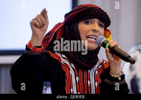 Krakau, Polen. 23.. Juni 2022. Tawakkol Karman, ein jemenitischer Nobelpreisträger, Journalist, Politiker und Menschenrechtsaktivist während einer Pressekonferenz, während er Krakau besuchte, um die ukrainischen Flüchtlinge zu treffen. Kredit: SOPA Images Limited/Alamy Live Nachrichten Stockfoto