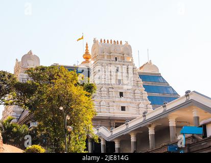 ISKCON (International Society of Krishna Consciousness) Radha Krishna Tempel auf Hügeln in Bangalore, Indien ISKCON Hare Krishna Bewegung Do Janmashtami. Stockfoto