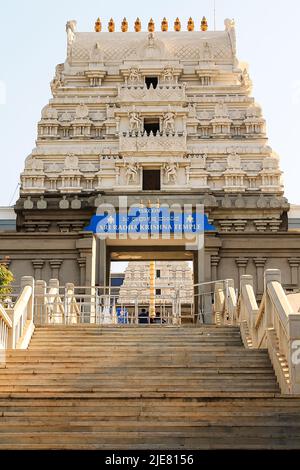 ISKCON (International Society of Krishna Consciousness) Radha Krishna Tempel auf Hügeln in Bangalore, Indien.Krishna Janmashtami wird hier gefeiert. Stockfoto