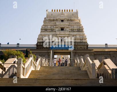 ISKCON (International Society of Krishna Consciousness) Radha Krishna Tempel auf Hügeln in Bangalore, Indien.Krishna Janmashtami wird hier gefeiert. Stockfoto