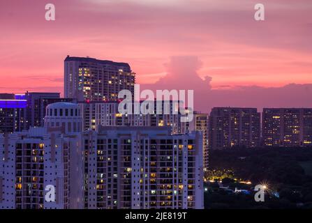 Gurugram, Haryana, Indien: Sonnenuntergang in Delhi NCR noble Geschäfts-und Wohnapartment, kommerziellen Hub Skyline. Stockfoto