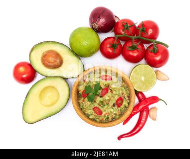 Holzschüssel mit Guacamole Dip-Sauce und Zutaten auf weißem Hintergrund isoliert Stockfoto