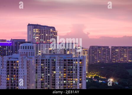 Gurugram, Haryana, Indien: Wohnwohnungen und kommerzielle Drehscheibe Skyline in Covid 19, Pandemie.Urban, moderne Stadtbild Sonnenuntergang in vornehmen Delhi NCR. Stockfoto