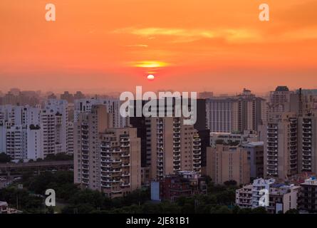 Gurugram, Haryana, Indien Stadt Wohnwohnungen Skyline Blick bei Sonnenuntergang während pandemic.Urban Stadtbild, Delhi NCR Geschäft, kommerzielle Drehscheibe. Stockfoto