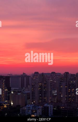 Gurgaon, Haryana, Indien. Blick bei Sonnenuntergang auf die Stadtlandschaft von Gurugram mit urbaner Skyline. Luxuriöse Wohnwohnungen, moderne Geschäftsgebäude in Delhi, NCR Stockfoto