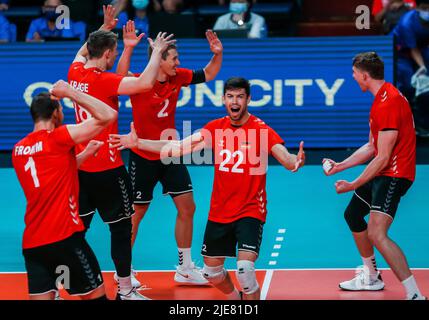 Quezon City. 26.. Juni 2022. Deutsche Spieler feiern den Torreigen beim Spiel FIVB Volleyball Nations League Men's Pool 3 zwischen Frankreich und Deutschland am 26. Juni 2022 in Quezon City auf den Philippinen. Quelle: Rouelle Umali/Xinhua/Alamy Live News Stockfoto