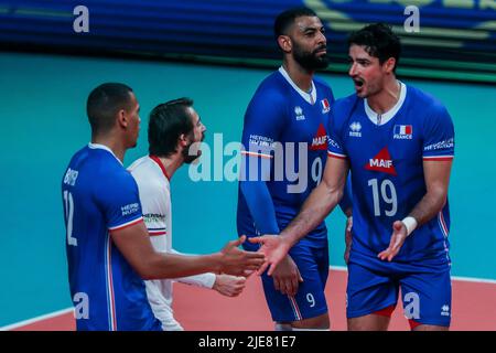 Quezon City. 26.. Juni 2022. Die Spieler Frankreichs feiern am 26. Juni 2022 beim Spiel FIVB Volleyball Nations League Men's Pool 3 zwischen Frankreich und Deutschland in Quezon City auf den Philippinen. Quelle: Rouelle Umali/Xinhua/Alamy Live News Stockfoto