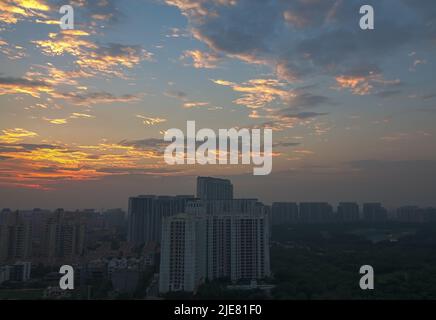 Farbenfrohe Sonnenuntergänge, bewölktes Himmel, Makrelenwolken in Gurugram, Haryana, Indien Wohnwohnungen, Handelszentrum. Delhi NCR Geschäftsort, Grundstück. Stockfoto