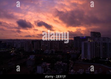 Farbenfrohe Sonnenuntergänge, leichte Wanderwege im DLF 5 Gurugram, Haryana, Indien - Handels-, Wohn- und Geschäftszentrum. Moderne, städtische Stadtlandschaft, Skyline in Delhi NCR. Stockfoto