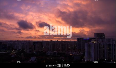 Farbenfrohe Sonnenuntergänge, leichte Wanderwege im DLF 5 Gurugram, Haryana, Indien - Handels-, Wohn- und Geschäftszentrum. Moderne, städtische Stadtlandschaft, Skyline in Delhi NCR. Stockfoto