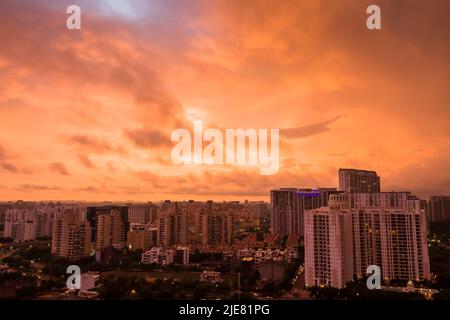 DLF 5 Wohnapartments, kommerzielle Drehscheibe Skyline während Covid 19, Pandemie, Monsun.Urban Stadtbild Lichter in Delhi NCR Gurgaon, Haryana, Indien. Stockfoto