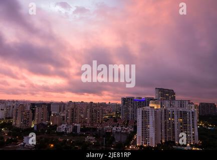 DLF 5 Wohnapartments, kommerzielle Drehscheibe Skyline während Covid 19, Pandemie, Monsun.Urban Stadtbild Lichter in Delhi NCR Gurgaon, Haryana, Indien. Stockfoto