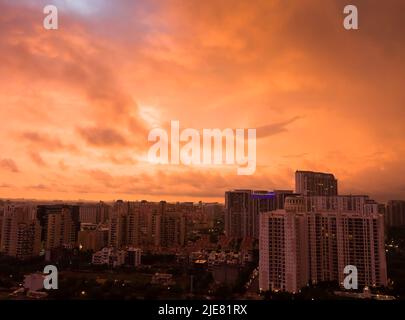 DLF 5 Wohnapartments, kommerzielle Drehscheibe Skyline während Covid 19, Pandemie, Monsun.Urban Stadtbild Lichter in Delhi NCR Gurgaon, Haryana, Indien. Stockfoto