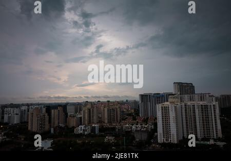 DLF 5 Wohnapartments, kommerzielle Drehscheibe Skyline während Covid 19, Pandemie, Monsun.Urban Stadtbild Lichter in Delhi NCR Gurgaon, Haryana, Indien. Stockfoto