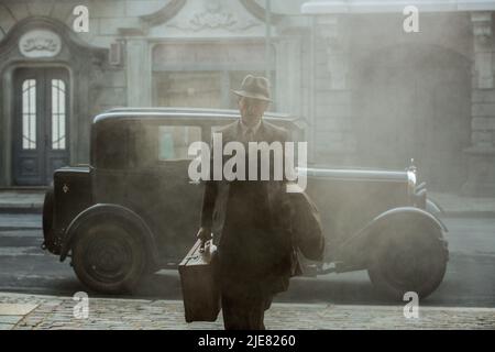 VOLKER BRUCH in BABYLON BERLIN (2017), Regie: TOM TYKWER, HENK HANDLOEGTEN und ACHIM VON BORRIES. Episode 1x1. Kredit: X Filme Creative Pool, ARD degeto, Beta Film GmbH, Sky Cinema / Album Stockfoto