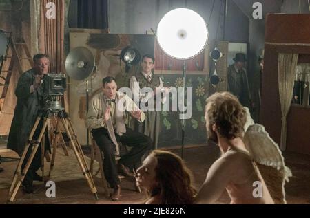 MARC HOSEMANN in BABYLON BERLIN (2017), Regie Tom TYKWER, HENK HANDLOEGTEN und ACHIM VON BORRIES. Episode 1x1. Kredit: X Filme Creative Pool, ARD degeto, Beta Film GmbH, Sky Cinema / Album Stockfoto