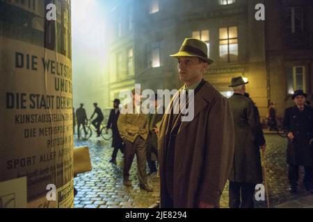 VOLKER BRUCH in BABYLON BERLIN (2017), Regie: TOM TYKWER, HENK HANDLOEGTEN und ACHIM VON BORRIES. Kredit: X Filme Creative Pool, ARD degeto, Beta Film GmbH, Sky Cinema / Album Stockfoto