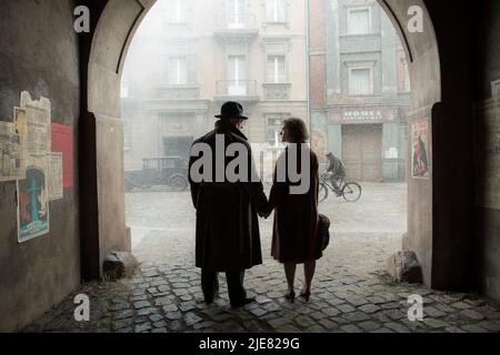 PETER KURTH und LIV LISA FRIES in BABYLON BERLIN (2017), Regie: TOM TYKWER, HENK HANDLOEGTEN und ACHIM VON BORRIES. Folge 1x8. Kredit: X Filme Creative Pool, ARD degeto, Beta Film GmbH, Sky Cinema / Album Stockfoto