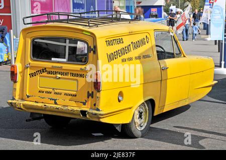 Traber reinigen gelb Reliant Regal Supervan auch als Reliant Robin in nur Fools and Horses TV-Show geparkt Romford Market East London Großbritannien bezeichnet Stockfoto