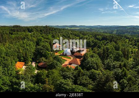 Luftbild über Nepal Tibet Pavillon in Deutschland. Spiritueller Tempelturm mit hängenden Fahnen. Zeit für Meditation und Gedanken im Himalaya in Nepal. Stockfoto