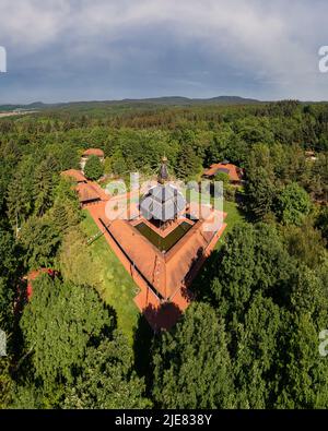 Luftbild über Nepal Tibet Pavillon in Deutschland. Spiritueller Tempelturm mit hängenden Fahnen. Zeit für Meditation und Gedanken im Himalaya in Nepal. Stockfoto