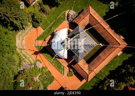 Luftbild über Nepal Tibet Pavillon in Deutschland. Spiritueller Tempelturm mit hängenden Fahnen. Zeit für Meditation und Gedanken im Himalaya in Nepal. Stockfoto