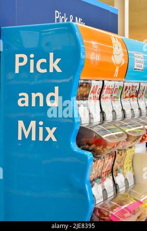 Pick and Mix prominente süße Süßwaren am Ende des Ganges im Tesco Supermarkt Pay & Exit Shopping Last Minute Bonbons kaufen London England UK Stockfoto