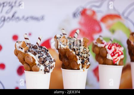 Eiscreme mit Seifenwaffeln in Pappbechern Stockfoto