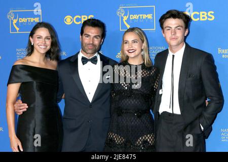 LOS ANGELES - JUN 24: Kaitlin Riley, Jordi Vilasuso, Bailee Madison, Blake Richardson bei den Daytime Emmys Awards 49. im Pasadena Convention Center am 24. Juni 2022 in Pasadena, CA Stockfoto