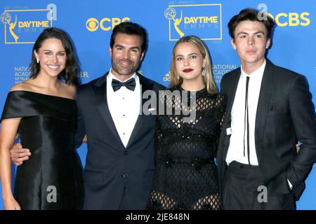 LOS ANGELES - JUN 24: Kaitlin Riley, Jordi Vilasuso, Bailee Madison, Blake Richardson bei den Daytime Emmys Awards 49. im Pasadena Convention Center am 24. Juni 2022 in Pasadena, CA Stockfoto