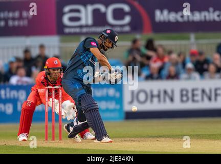 Shan Masood, der sich in einem T20 Blast Match gegen Derbyshire Falcons geschlagen hat, beobachtet von Torwart Phil Salt von Lancashire Lightning Stockfoto