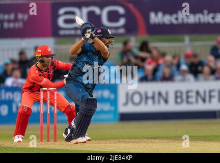 Shan Masood, der sich in einem T20 Blast Match gegen Derbyshire Falcons geschlagen hat, beobachtet von Torwart Phil Salt von Lancashire Lightning Stockfoto