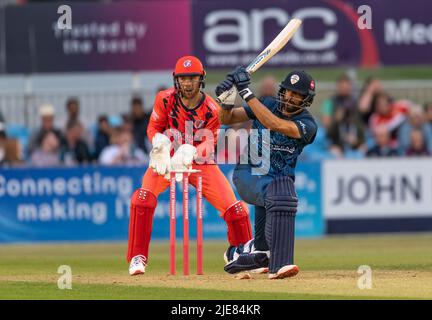 Shan Masood, der sich in einem T20 Blast Match gegen Derbyshire Falcons geschlagen hat, beobachtet von Torwart Phil Salt von Lancashire Lightning Stockfoto