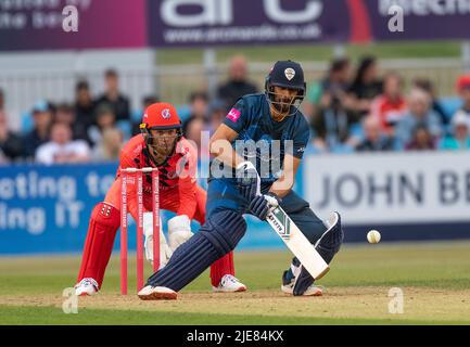 Shan Masood, der sich in einem T20 Blast Match gegen Derbyshire Falcons geschlagen hat, beobachtet von Torwart Phil Salt von Lancashire Lightning Stockfoto