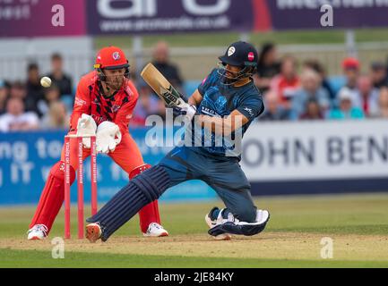 Shan Masood, der sich in einem T20 Blast Match gegen Derbyshire Falcons geschlagen hat, beobachtet von Torwart Phil Salt von Lancashire Lightning Stockfoto