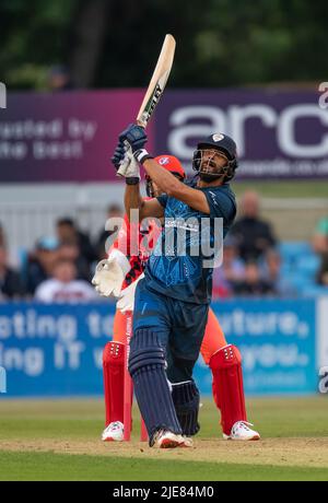 Shan Masood hat in einem T20 Blast Match gegen Lancashire Lightning gegen Derbyshire Falcons geschlagen Stockfoto