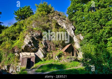 Historische Hütten chinesischer Goldminen in der historischen Goldgräberstadt Arrowtown, Südinsel, Neuseeland Stockfoto