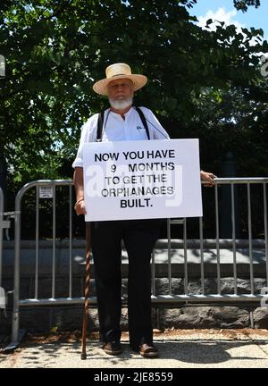 Washington DC, USA. 25.. Juni 2022. Demonstranten versammeln sich vor dem Kapitolgebäude in Washington DC, USA, um gegen die Entscheidung des Obersten Gerichts zu protestieren, Roe vs. Wade zu stürzen und die Kontrolle über das Recht auf Abtreibung an einzelne Staaten zurückzugeben. Eine große Anzahl von Staaten hat sich sofort dafür eingesetzt, Abtreibung illegal zu machen. Abbie Clendaniel/Pathos Credit: Pathos Images/Alamy Live News Stockfoto