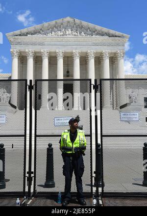 Washington DC, USA. 25.. Juni 2022. Demonstranten versammeln sich vor dem Kapitolgebäude in Washington DC, USA, um gegen die Entscheidung des Obersten Gerichts zu protestieren, Roe vs. Wade zu stürzen und die Kontrolle über das Recht auf Abtreibung an einzelne Staaten zurückzugeben. Eine große Anzahl von Staaten hat sich sofort dafür eingesetzt, Abtreibung illegal zu machen. Abbie Clendaniel/Pathos Credit: Pathos Images/Alamy Live News Stockfoto