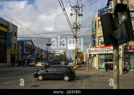 24. Nov 2003-Buan, Südkorea-A Blick auf die Querstraße in der Innenstadt von Buan-Gun, Südkorea, wurde eine Ampel verbrannt und beschädigt. Das Ministerium für Handel, Industrie und Energie wählt eine kleine Insel vor Buan, einem Landkreis in der Provinz Nord-Jeolla, als Standort für eine nukleare Abfallentsorgungsanlage aus. Das Projekt brach jedoch aufgrund des starken Widerstands der Einwohner von Buan im Jahr 2004 zusammen. Die Regierung beschloss im Mai 2004, Anträge von regionalen Behörden zu erhalten, die die Fazilität als Gegenleistung für finanzielle Vorteile akzeptieren möchten. Stockfoto