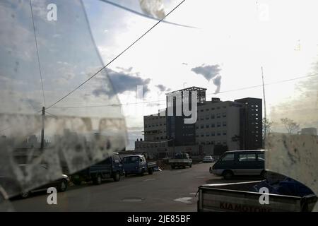 24. Nov 2003-Buan, Südkorea-A Sehen Sie das Krankenhaus durch die zerbrochenen Fenster in der Innenstadt von Buan-Gun, Südkorea. Das Ministerium für Handel, Industrie und Energie wählt eine kleine Insel vor Buan, einem Landkreis in der Provinz Nord-Jeolla, als Standort für eine nukleare Abfallentsorgungsanlage aus. Das Projekt brach jedoch aufgrund des starken Widerstands der Einwohner von Buan im Jahr 2004 zusammen. Die Regierung beschloss im Mai 2004, Anträge von regionalen Behörden zu erhalten, die die Fazilität als Gegenleistung für finanzielle Vorteile akzeptieren möchten. Stockfoto