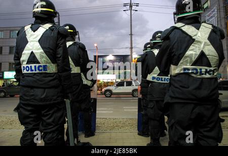 24. Nov 2003-Buan, Südkorea-Riot polizeibeamte kontrollieren die Straße in der Innenstadt von Buan-Gun, Südkorea. Das Ministerium für Handel, Industrie und Energie wählt eine kleine Insel vor Buan, einem Landkreis in der Provinz Nord-Jeolla, als Standort für eine nukleare Abfallentsorgungsanlage aus. Das Projekt brach jedoch aufgrund des starken Widerstands der Einwohner von Buan im Jahr 2004 zusammen. Die Regierung beschloss im Mai 2004, Anträge von regionalen Behörden zu erhalten, die die Fazilität als Gegenleistung für finanzielle Vorteile akzeptieren möchten. Stockfoto