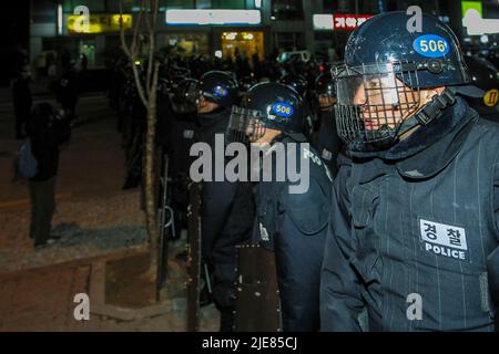 24. Nov 2003-Buan, Südkorea-Riot polizeibeamte kontrollieren die Straße in der Innenstadt von Buan-Gun, Südkorea. Das Ministerium für Handel, Industrie und Energie wählt eine kleine Insel vor Buan, einem Landkreis in der Provinz Nord-Jeolla, als Standort für eine nukleare Abfallentsorgungsanlage aus. Das Projekt brach jedoch aufgrund des starken Widerstands der Einwohner von Buan im Jahr 2004 zusammen. Die Regierung beschloss im Mai 2004, Anträge von regionalen Behörden zu erhalten, die die Fazilität als Gegenleistung für finanzielle Vorteile akzeptieren möchten. Stockfoto