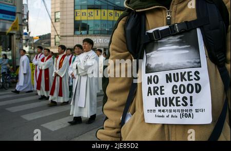 24. Nov 2003-Buan, südkoreanisch-katholische Priester marschieren in Buan-Guns Innenstadt, Südkorea, friedlich auf der Straße. Das Ministerium für Handel, Industrie und Energie wählt eine kleine Insel vor Buan, einem Landkreis in der Provinz Nord-Jeolla, als Standort für eine nukleare Abfallentsorgungsanlage aus. Das Projekt brach jedoch aufgrund des starken Widerstands der Einwohner von Buan im Jahr 2004 zusammen. Die Regierung beschloss im Mai 2004, Anträge von regionalen Behörden zu erhalten, die die Fazilität als Gegenleistung für finanzielle Vorteile akzeptieren möchten. Stockfoto