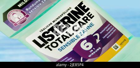 Hamburg, Deutschland - Juni 23 2022: Johnson Listerine Mundspülung sensible Stockfoto