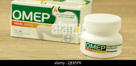 Hamburg, Deutschland - Juni 23 2022: Medizin-Omep auf Holzgrund Stockfoto